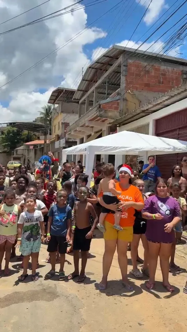 Crianças reunidas na ação social de Natal apoiada pela clínica